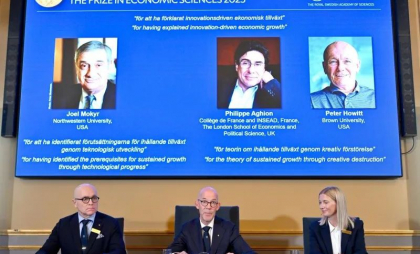 Premiul Nobel pentru economie a fost câștigat în 2025 de Joel Mokyr, Philippe Aghion și Peter Howitt pentru explicarea legăturii dintre creșterea economică și inovație