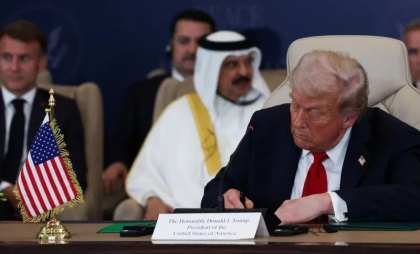 Trump a arătat o foaie a acordului istoric de pace semnat în Egipt. Ce conține, de fapt, înțelegerea pe care și-a pus semnătura
