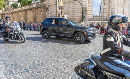 Papa Leon, vizită de stat cu convoi oficial la doi pași de Vatican. Primit cu fast într-un loc cu o puternică încărcătură istorică - VIDEO
