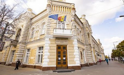 „Nu reușesc să curăț toate prostiile din comentarii”: Postare bizară apărută pe pagina oficială a Primăriei Chișinău, ștearsă după câteva minute. Reacția instituției