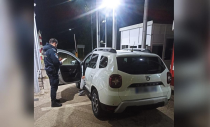 Un moldovean - prins la punctul de trecere a frontierei României cu un automobil furat din Franța - FOTO
