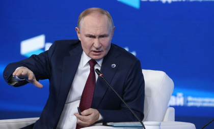 Vladimir Putin, sfidat chiar în orașul său natal. Sute de tineri au cântat melodii anti-război interzise de Kremlin
