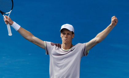 Jannik Sinner l-a învins pe Tsitsipas și e în semifinale la Six Kings Slam! Italianul, în fața unui duel de foc cu Novak Djokovic