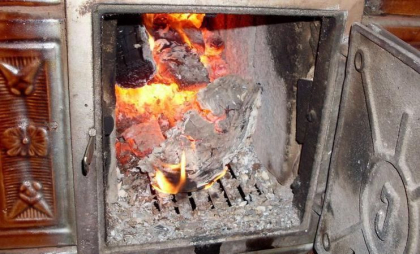 Au scăpat cu viață. Două persoane din Fălești s-au intoxicat cu monoxid de carbon. Soba n-a fost curățată