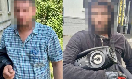 Doi bărbați, prinși de polițiști în timp ce aruncă pliculețe cu droguri, în curtea unui bloc din capitală