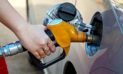 Vești bune pentru șoferi: Carburanții se ieftinesc. Noile prețuri stabilite de ANRE pentru benzină și motorină - FOTO