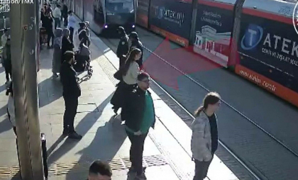 Momentul în care o femeie din Turcia a pășit în fața tramvaiului: A fost distrasă de muzica din căști. Ce s-a întâmplat după - VIDEO
