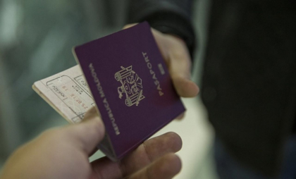 O femeie, pasager al rutei Chișinău-Constanța, a pus bani în pașaport încercând să mituiască polițiștii de frontieră, la ieșirea din țară. Ce încerca să facă și ce pedeapsă a primit