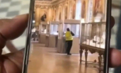 Primele imagini din timpul jafului de la Muzeul Luvru. Unul dintre hoți, surprins când taie geamul vitrinei - VIDEO
