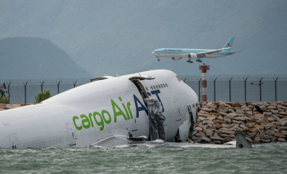 Un avion cargo a derapat la aterizare în Hong Kong și a căzut în mare. Doi angajați ai aeroportului au fost uciși - VIDEO