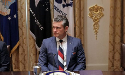 Şeful Pentagonului a purtat o cravată în culorile steagului Rusiei la întâlnirea dintre Trump și Zelenski. Cum a reacționat Moscova