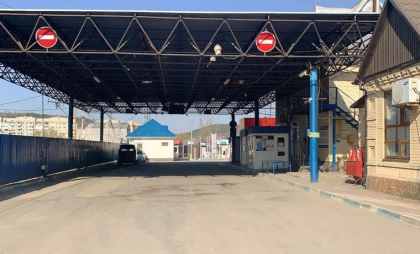 Alertă la vama Otaci. Șoferul unui automobil ar fi lovit un autocar, apoi ar fi fugit și intrat ilegal în Republica Moldova. IGPF: Cazul este investigat