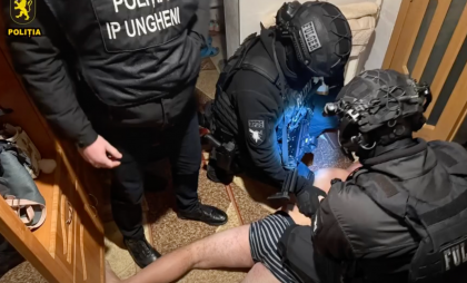 Cinci bărbați - reținuți pentru 72 de ore fiind suspectați de comiterea unui furt în proporții considerabile, la Ungheni: Poliția a descins cu percheziții și vine cu detalii - VIDEO