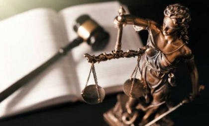 Pedepse cu închisoare, amendă și interdicții profesionale: Un avocat din Chișinău și clientul său, condamnați pentru trafic și cumpărare de influență