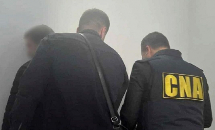 Un bărbat din Chișinău - reținut în flagrant de CNA și procurori în timp ce primea mită 2000 de euro 
