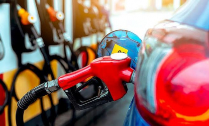 Șoferi, faceți plinul, carburanții se scumpesc în weekend. Noile prețuri stabilite de ANRE pentru benzină și motorină - FOTO
 Șoferi, faceți plinul, carburanții se scumpesc în weekend. Noile prețuri stabilite de ANRE pentru benzină și motorină - FOTO