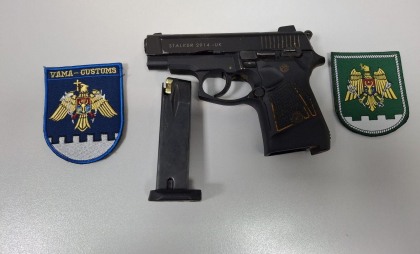 Tentativă de contrabandă cu armă dejucată la frontiera Sculeni: un cetățean ucrainean prins cu pistol și cartușe, în timp ce încerca să iasă din Republica Moldova - VIDEO Tentativă de contrabandă cu armă dejucată la frontiera Sculeni: un cetățean ucrainean prins cu pistol și cartușe, în timp ce încerca să iasă din Republica Moldova - VIDEO