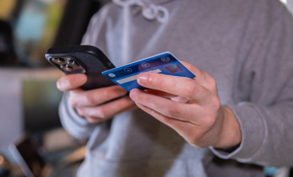 Tânăr de 19 ani din regiunea transnistreană, reținut pentru escrocherii cu date bancare în valoare de peste 168.000 de lei Tânăr de 19 ani din regiunea transnistreană, reținut pentru escrocherii cu date bancare în valoare de peste 168.000 de lei