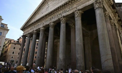 Accident tragic la Panteonul din Roma. Un turist japonez a căzut de pe un zid Accident tragic la Panteonul din Roma. Un turist japonez a căzut de pe un zid
