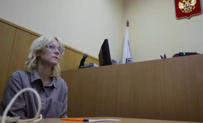 Adolescentă trimisă în spatele gratiilor și amendată în Rusia, după ce a cântat pe stradă o melodie interzisă Adolescentă trimisă în spatele gratiilor și amendată în Rusia, după ce a cântat pe stradă o melodie interzisă