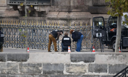 Greșelile făcute de hoții de la Luvru. Ce au găsit anchetatorii în cazul spectaculosului jaf de bijuterii
 Greșelile făcute de hoții de la Luvru. Ce au găsit anchetatorii în cazul spectaculosului jaf de bijuterii