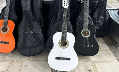 A încercat să treacă frontiera cu douăzeci de chitare, ascunse în camionul cu care transporta autoturisme la import. Un bărbat - documentat la vama Leușeni - FOTO A încercat să treacă frontiera cu douăzeci de chitare, ascunse în camionul cu care transporta autoturisme la import. Un bărbat - documentat la vama Leușeni - FOTO