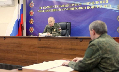 Putin poartă din nou haine militare: Ar putea exista trei motive pentru asta Putin poartă din nou haine militare: Ar putea exista trei motive pentru asta