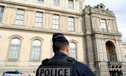 Unul dintre bărbaţii arestaţi după jaful de la Luvru va fi judecat, dar nu pentru furt