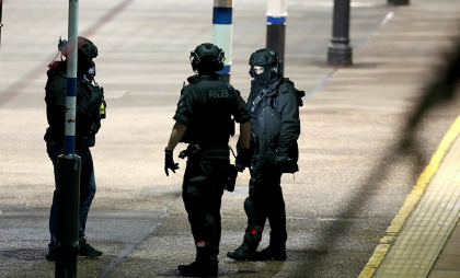 Cine sunt cei doi suspecți reținuți în cazul atacului din trenul din Londra. Prima ipoteză a poliției
