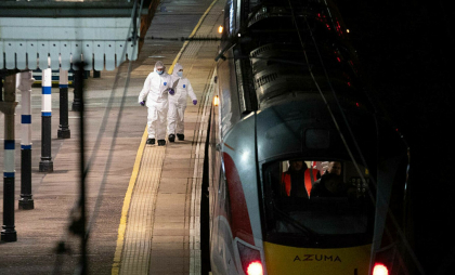 Panică în trenul din Londra. Martorii povestesc cum se ascundeau în toalete pentru a scăpa. „Sângele era peste tot”
