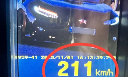 Record periculos în trafic: Un șofer - prins că mergea cu 211 km/h, cu 121 km/h peste limita legală. Ce pedeapsă ar putea primi 
