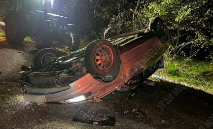 Accident grav în stânga Nistrului: două persoane au ajuns în stare critică la spital, după ce un automobil s-a răsturnat. Șoferul a fugit de la locul faptei - FOTO