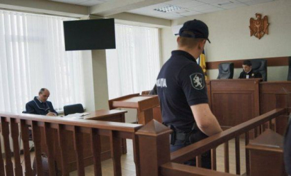 Un bărbat - condamnat la închisoare, după ce a bătut crunt o persoană. Câți ani va sta după gratii