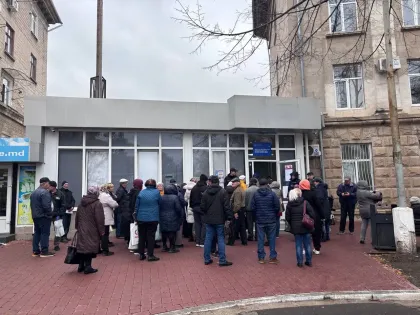La Bălți s-au format cozi pentru a depune cererea pentru compensații. Oamenii stau în rând chiar și pe ploaie - FOTO