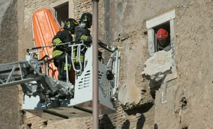 Momentul în care muncitorul român a fost scos de sub dărâmăturile turnului din Roma. A decedat la spital - VIDEO Momentul în care muncitorul român a fost scos de sub dărâmăturile turnului din Roma. A decedat la spital - VIDEO