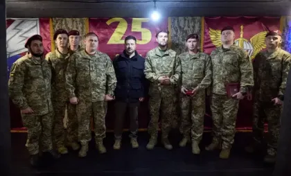 Zelenski a vizitat cel mai fierbinte punct de pe front, unde Putin aruncă zeci de mii de soldați pentru a-l cuceri