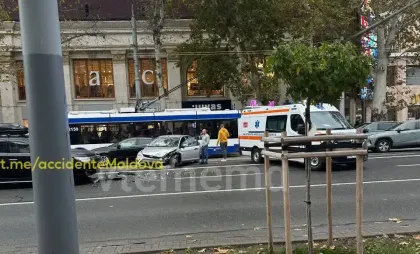 Două adolescente au fost transportate la spital după ce trei mașini s-au lovit violent pe o stradă din centrul capitalei. Imagini surprinse de martori – FOTO/VIDEO