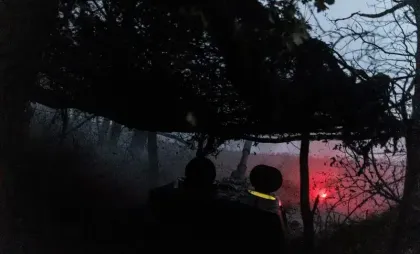 Soldații ucraineni din brigada 38 trag cu artileria în direcția orașului Pokrovsk Soldații ucraineni din brigada 38 trag cu artileria în direcția orașului Pokrovsk