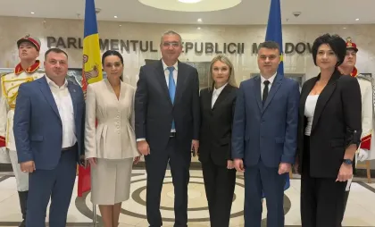 Doi deputați renunță la fotoliu Doi deputați renunță la fotoliu