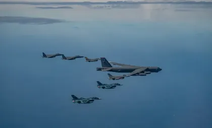 Un bombardier B-52H „Stratofortress” însoțit de avioane de luptă