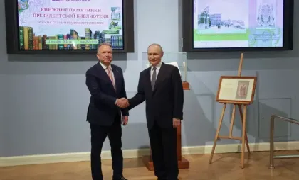 Președintele rus Vladimir Putin, dreapta, dă mâna cu trimisul special al președintelui SUA, Steve Witkoff