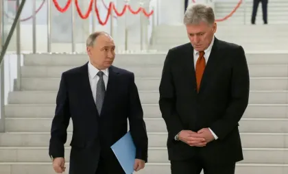 Vladimir Putin și Dmitri Peskov 