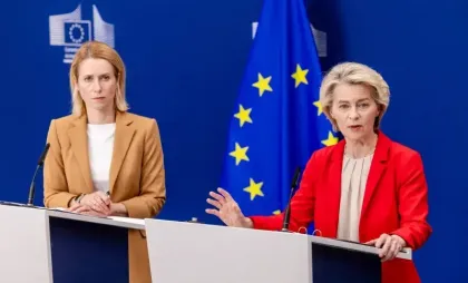 Președinta Comisiei Europene, Ursula von der Leyen (dreapta), și șefa diplomației UE, Kaja Kallas.