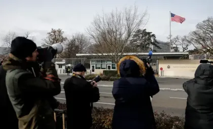 Jurnaliști în fața misiunii diplomatice a SUA din Geneva în ziua discuțiilor cu Ucraina și europenii privind planul american de pace