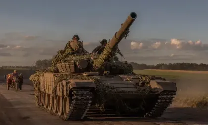 Militari ucraineni pe un tanc T-72 de fabricație sovietică în regiunea Sumî, în apropiere de granița cu Rusia