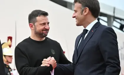 Emmanuel Macron și Volodimir Zelenski 