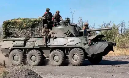 Soldați ruși cu un mortier autopropulsat în Ucraina