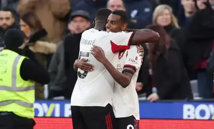 Alexander Isak de la Liverpool sărbătorește primul gol al echipei sale alături de coechipierul Ibrahima Konate
