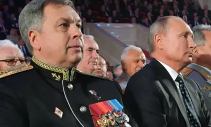 Amiralul Igor Kostyukov (stânga), șeful serviciului rus de informații militare GRU Amiralul Igor Kostyukov (stânga), șeful serviciului rus de informații militare GRU