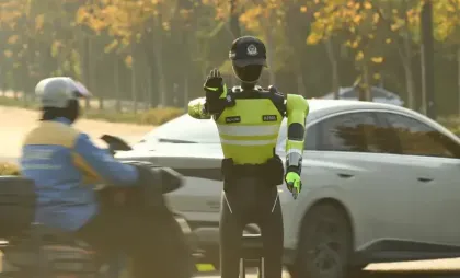 Robotul AI a debutat la începutul lunii decembrie pe străzile capitalei provinciei Zhejiang